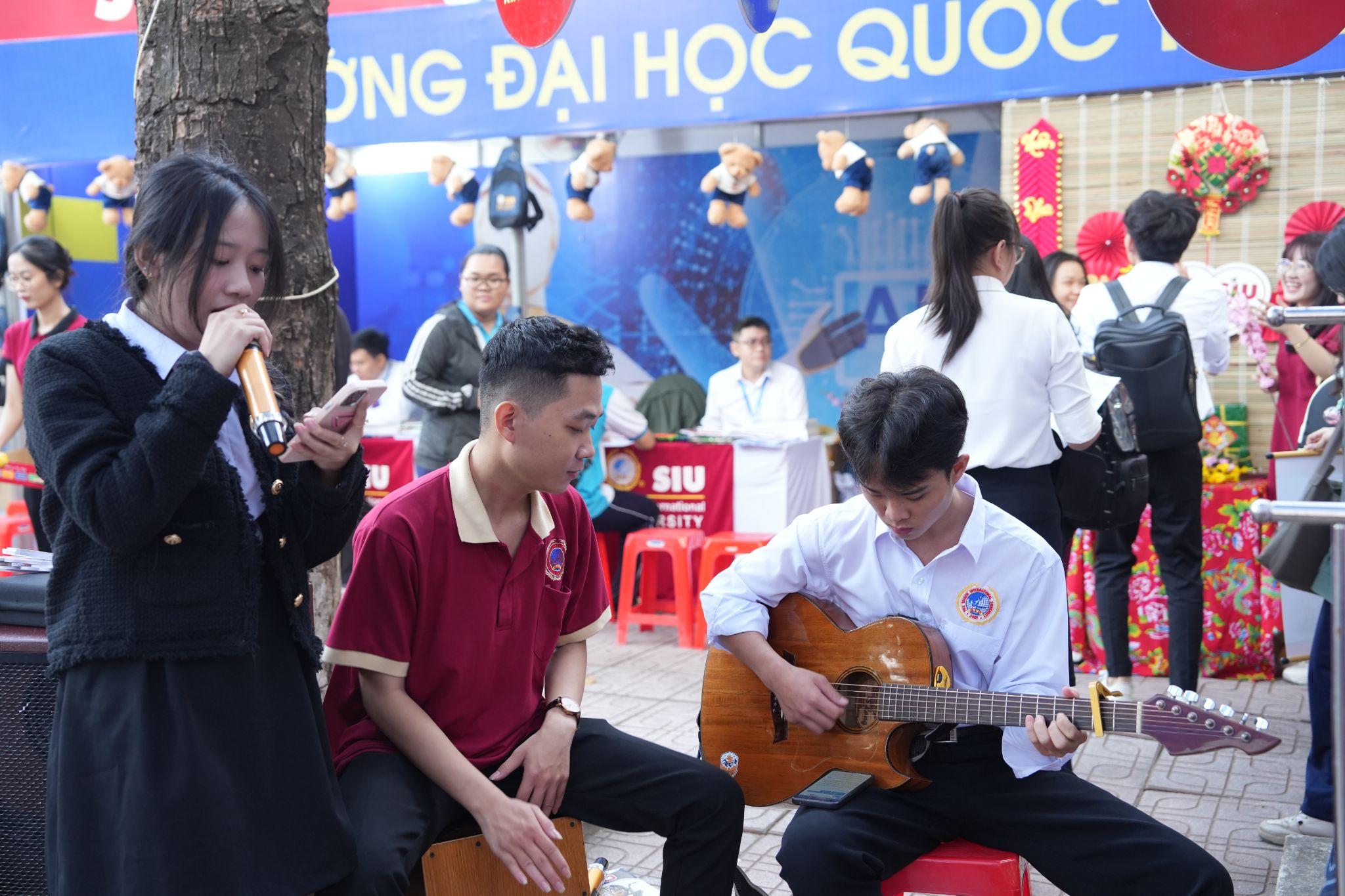 Xuân sang rộn ràng, gian hàng đặc sắc