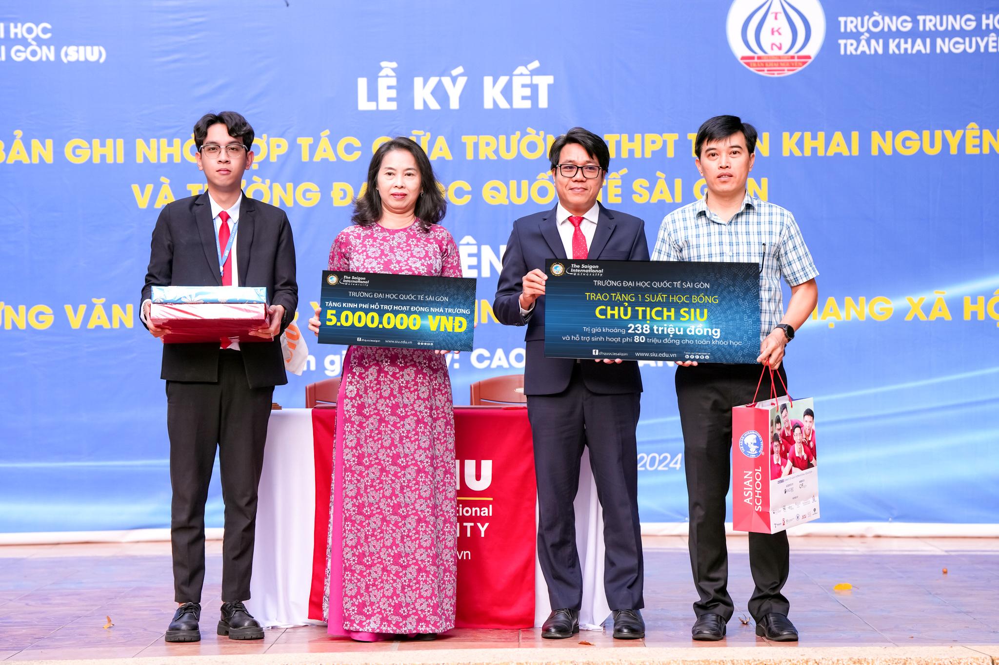 Thêm 3 trường THPT ký kết hợp tác cùng SIU