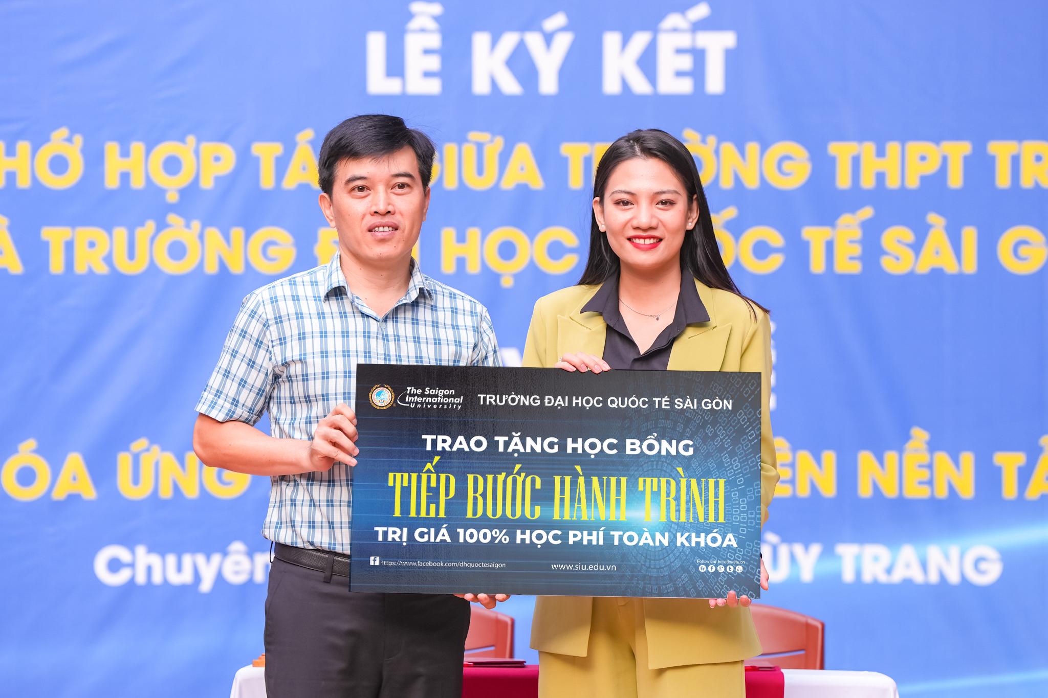 Thêm 3 trường THPT ký kết hợp tác cùng SIU