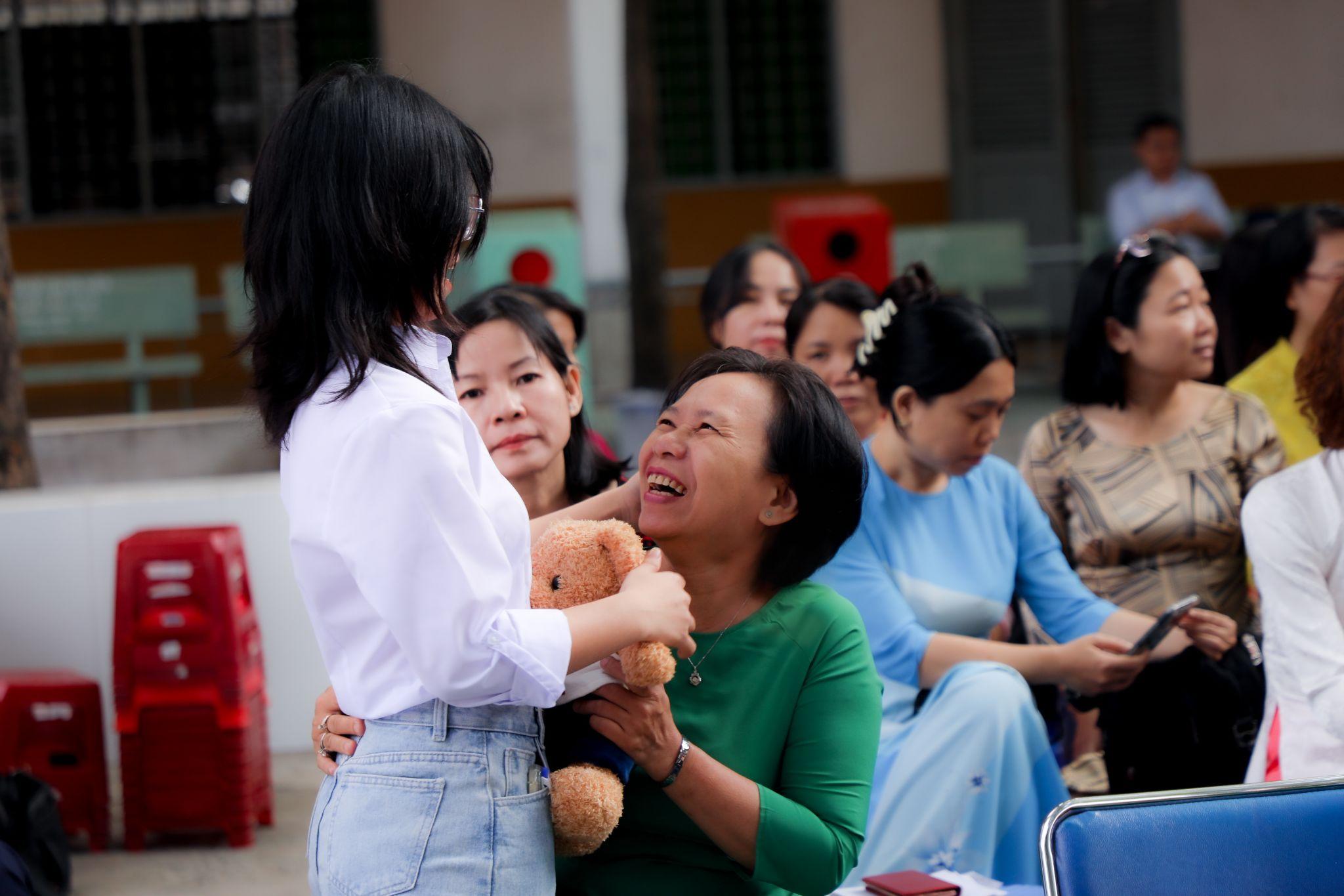 Nữ sinh SIU mang học bổng về trường THPT