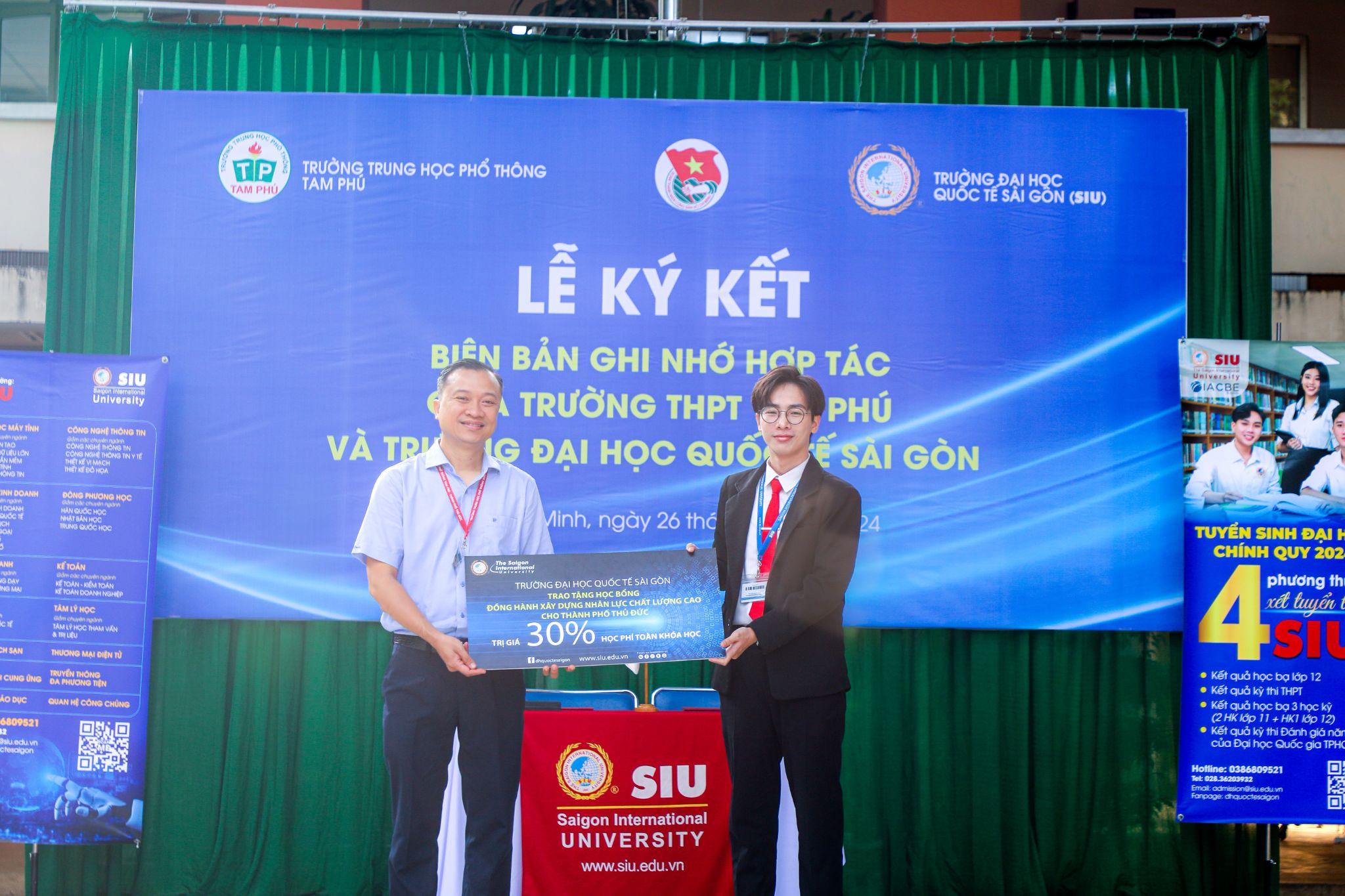 Nữ sinh SIU mang học bổng về trường THPT