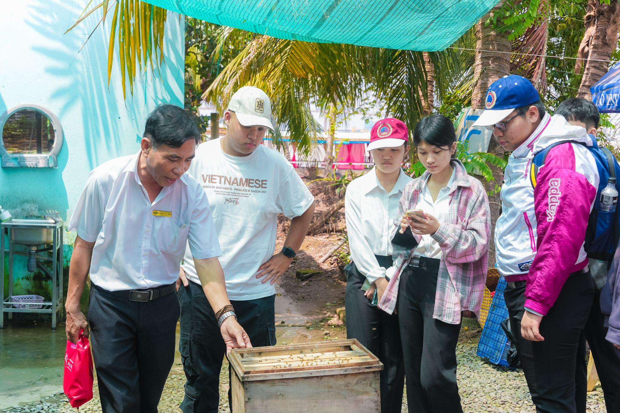 Sinh viên SIU khám phá “miền Tây sông nước”