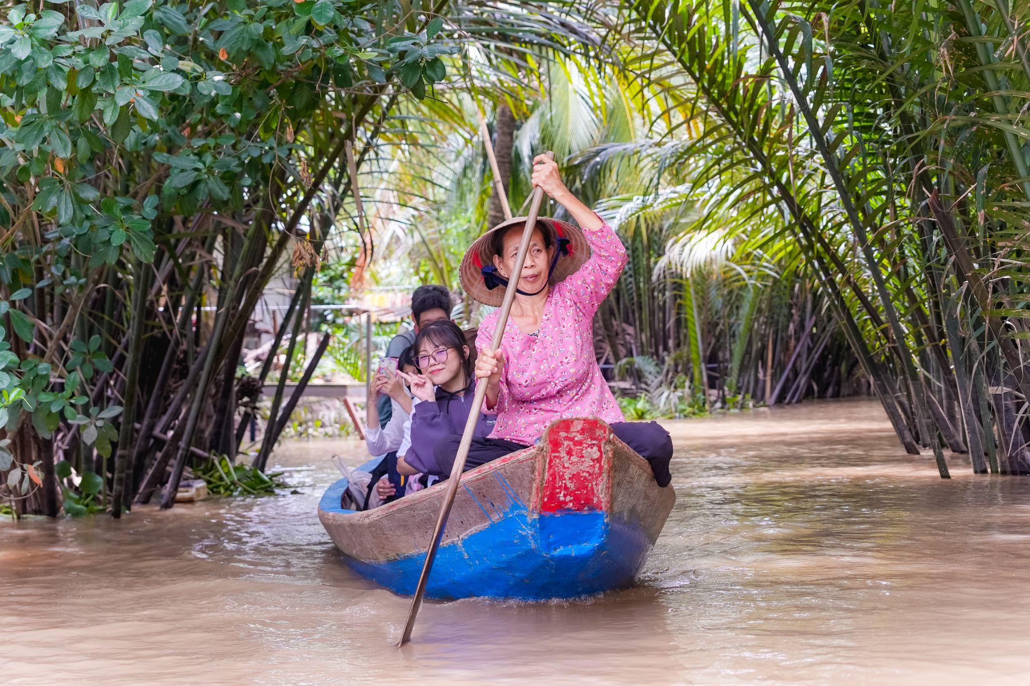 Sinh viên SIU khám phá “miền Tây sông nước”