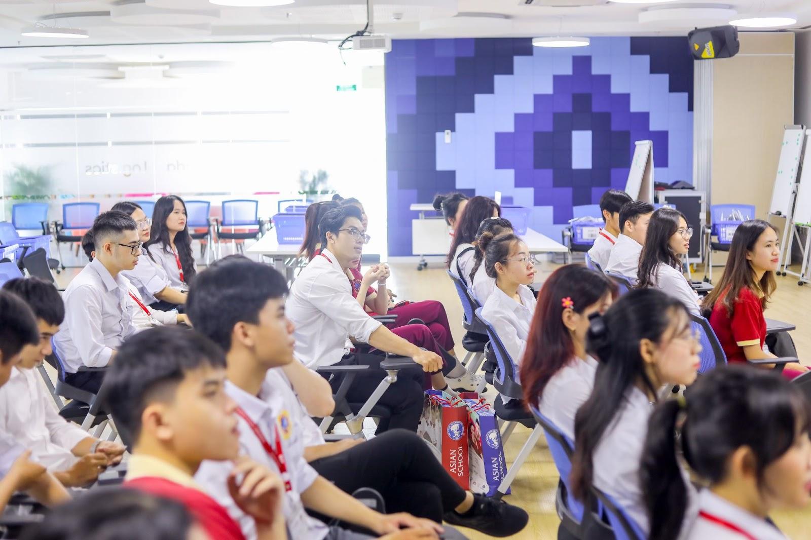 Tour “săn” kiến thức tại Lazada Logistics Park 