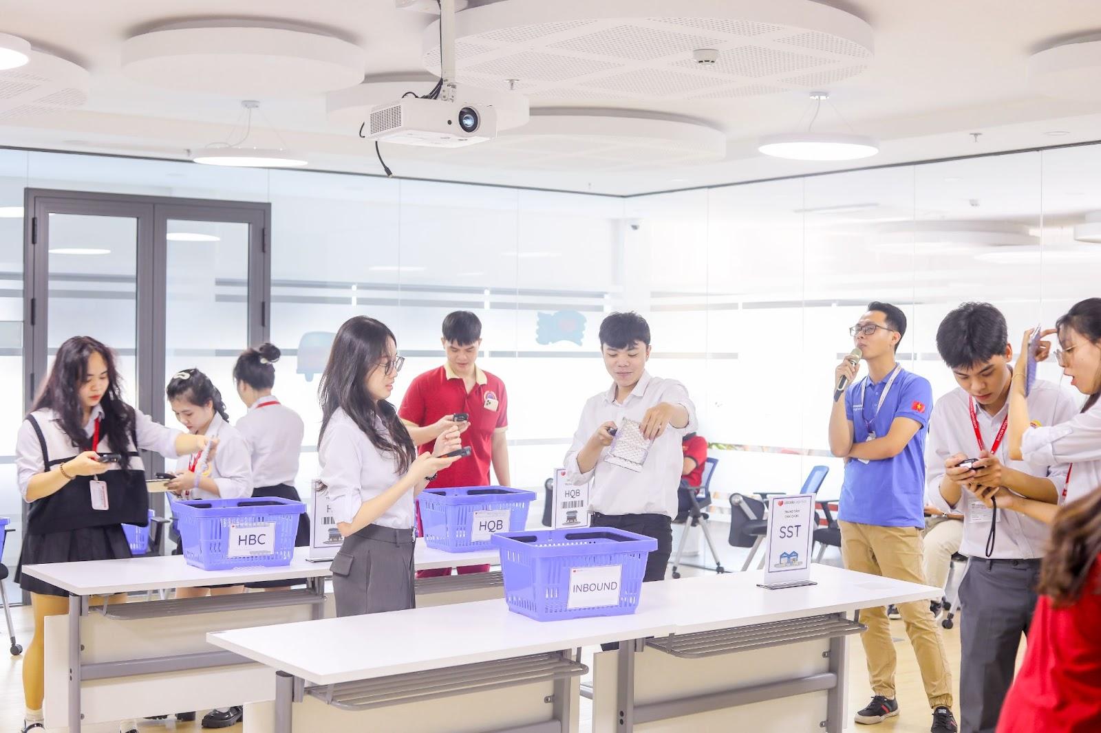 Tour “săn” kiến thức tại Lazada Logistics Park 