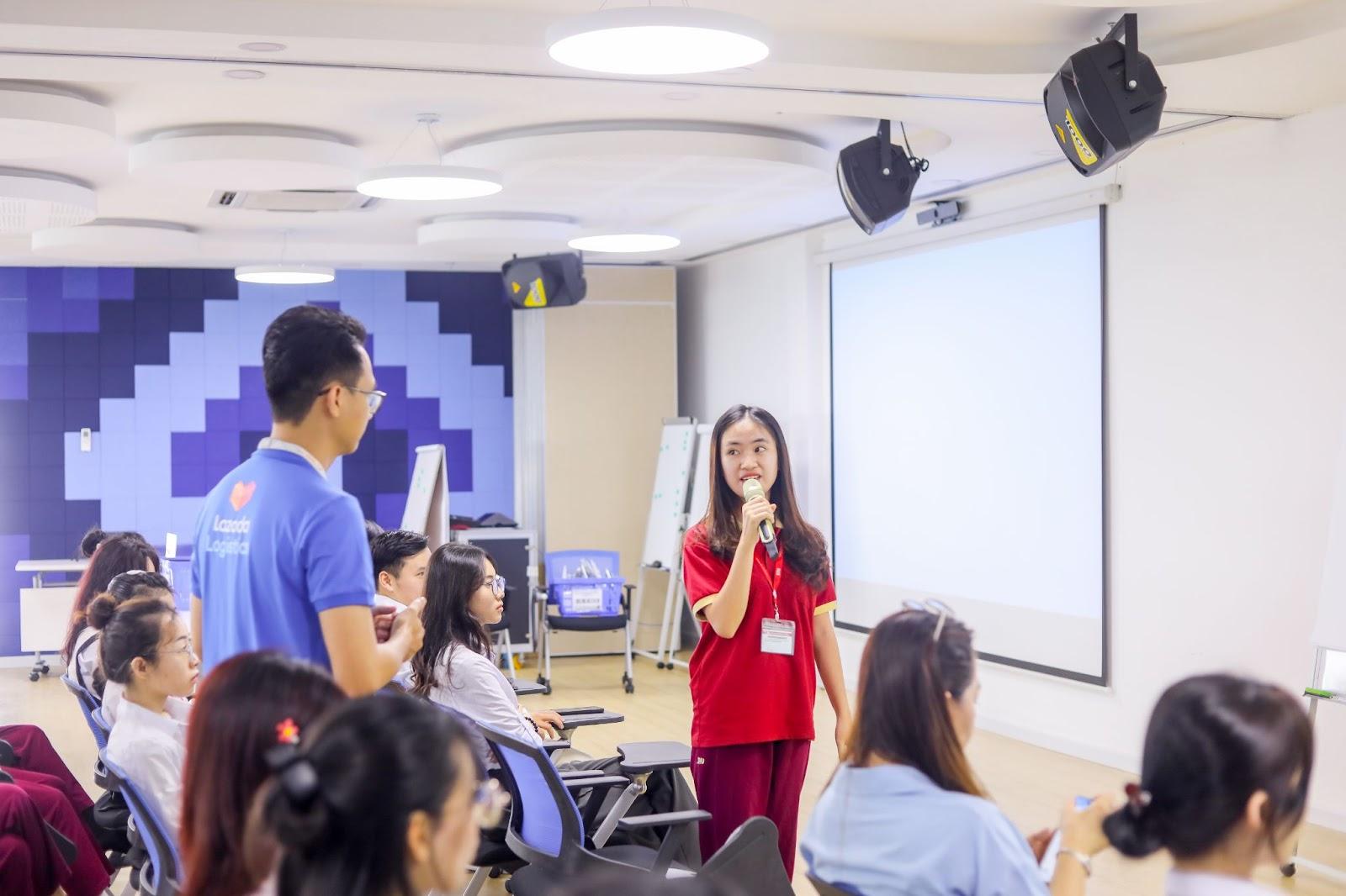 Tour “săn” kiến thức tại Lazada Logistics Park 